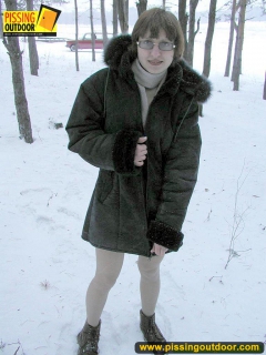 Winter outdoor pissing of blonde babe - N