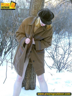 Teen blonde pisses on a winter tree - N