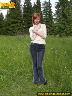 Redhead amateur pisses outdoor - N