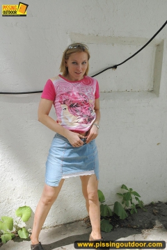 Pissing outdoor near the house - N