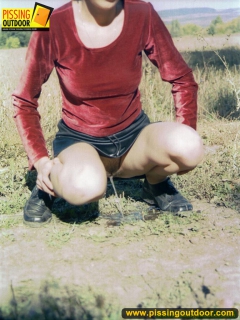 Outdoor pissing in the open field - N