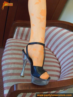 Orange patterned pantyhose girl - N