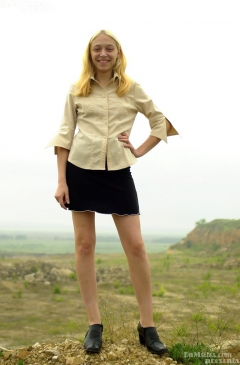 Vika unbuttoned her Jacket - N