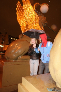 Sheyla has a boyfriend. - N