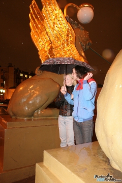 Sheyla has a boyfriend. - N