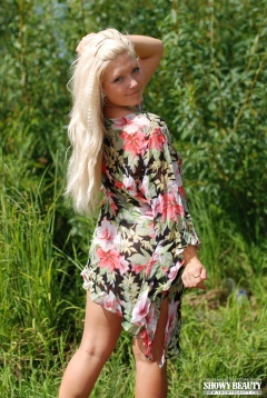 Hot curvy blonde - N