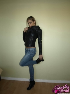 Sarah perform hot striptease - N