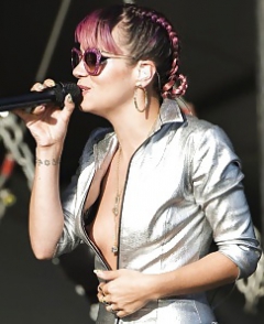 Lilly Allen Wardrobe Malfunctions - N