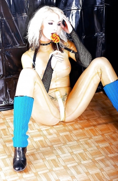 Latex lesbian oiled - N