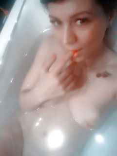 Hip mum naked selfies - my friends mum sent me these on her - N