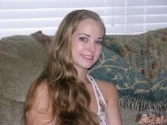 TEENAGER SPREADS HER ASS CRACK - N