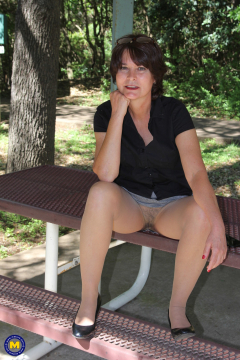mature and sexy - N