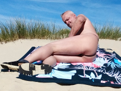 nu et offert dans les dunes de la plage - N