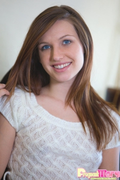 Sexy young MaryJane Johnson cant but rub her clit - N