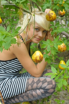 Tempting nude blonde - N