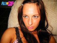 Young girlfriend shows off - N