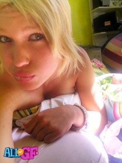 Naughty girlfriend shoots nude - N