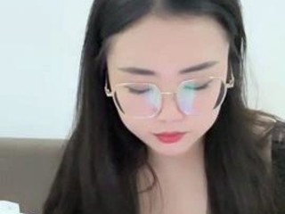 Amateur Webcam Cute Teen Plays Solo with Big