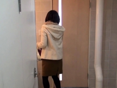 japanese-hottie-peeing