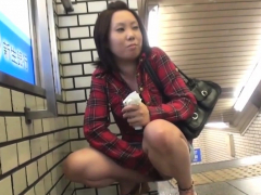 asian-teenager-peeing