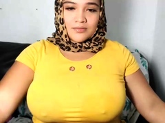 busty-camgirl-with-pierced-nipples-masturbate