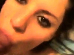 Belle Brune qui suce et le fais jouir sur elle