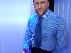 Empresario batendo punheta