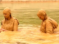 friends-in-mud-anna-and-dominique