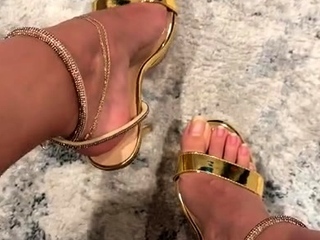 Amateur Foot Fetish Girlfriend Sucks and gives a Footjob