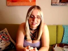 Amateur Webcam Cute Teen Plays Solo with Big Dildo