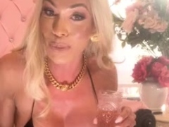 glam-mia-isabella-close-up-with-ts-friend